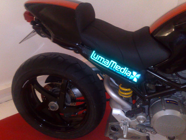 Covering électroluminescent pour moto